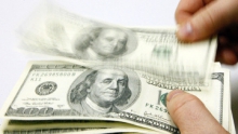 Доллар незначительно подешевел к мировым валютам на новостях из КНР и США