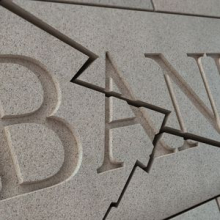 Банк признали неплатежеспособным: что это значит и что делать вкладчикам