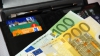 Евро подешевел к доллару на росте напряженности вокруг Италии
