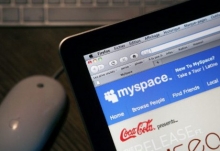 Претендентов на попкуку MySpace осталось двое