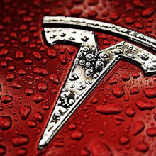 Tesla сохранит зарплату сотрудникам-украинцам, которые уедут на войну