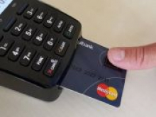 Mastercard и Samsung выпустят карту со сканером отпечатка пальца